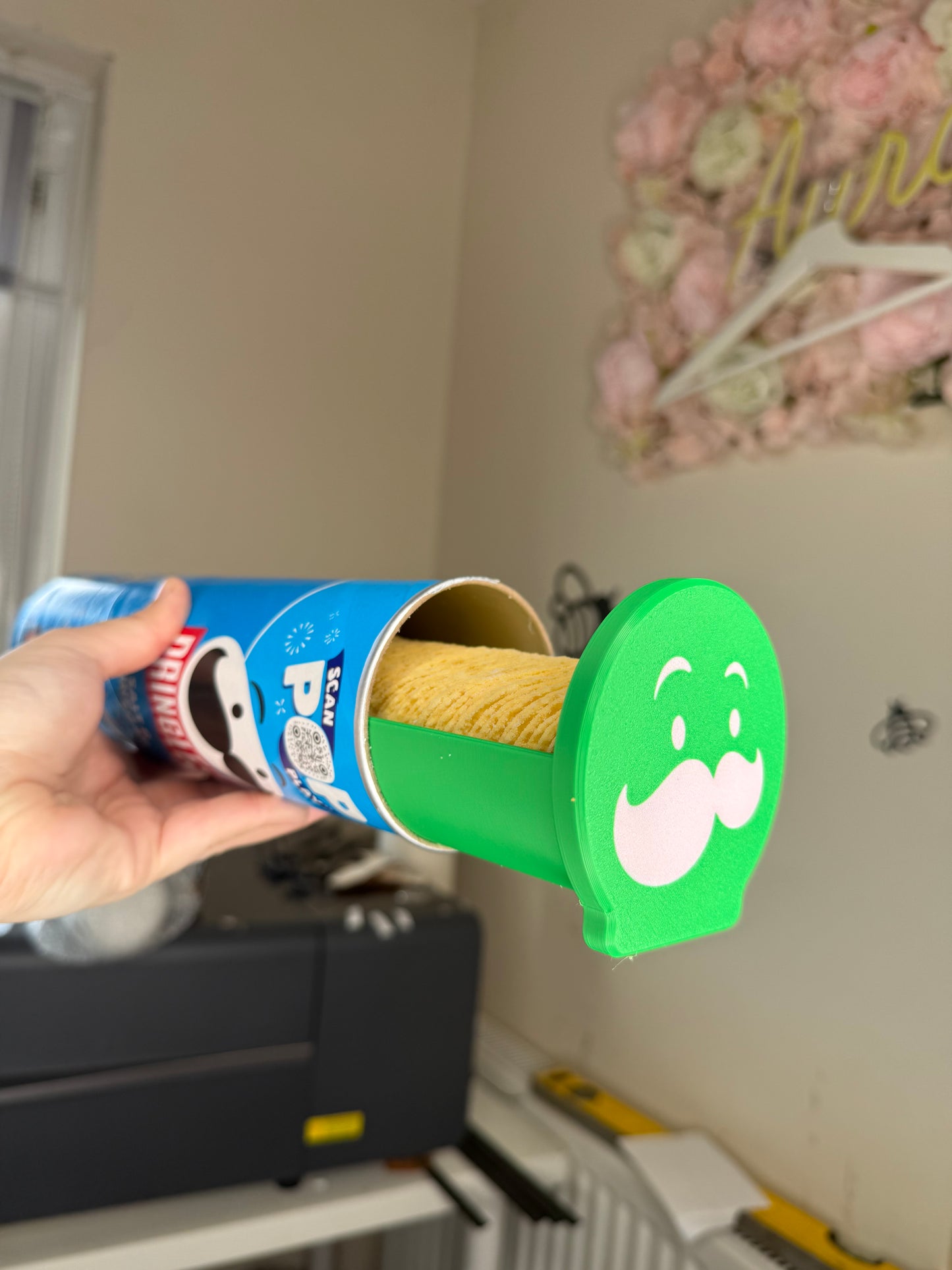 Pringle dispenser